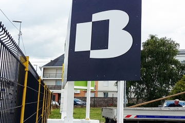 Panneau de chanier 6m² en alu composite (Dibond) avec logo relief découpé à la forme