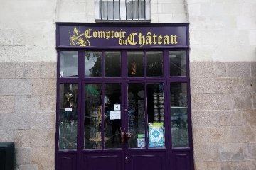 Enseigne-avec-impression-numérique-UV-plastification-brillante-Le-Comptoir-du-chateau-Nantes