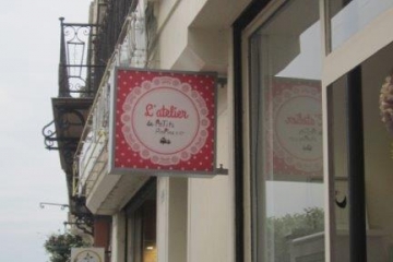 caisson drapeau extérieure lumineux atelier de petits pinpins nantes