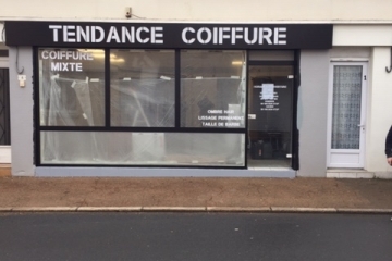 enseigne-lumineuse-ajourée-laquée-noire-pour-salon-de-coiffure-trompe-loeil-verrière-en-adhésif-Le-Landreau