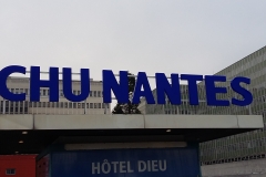 enseigne CHU NANTES lettres boitiers diffusantes